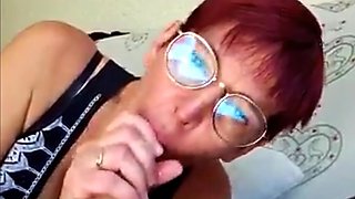 une belle pompeuse a lunettes tire le jus