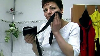 Brunette Amateur Brushes Creamy Pussy in Stockings