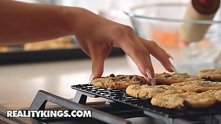 After isiah tastes one of alexia anders' delicious cookies, he wants to taste her vagina - reality kings