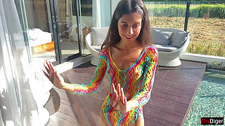 Boss's Daughter tries to Seduce Employee at Villa before Interview