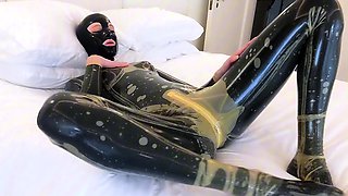 Amateur cd in latex masturbating dildoing