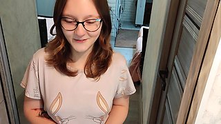 Collegegirl Had Sex with a Courier While Her Parents Were Away and Got on Her Face