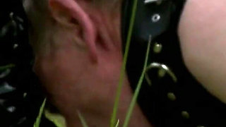 Lady Sadista und Helferin: Dominatrix anal fucks male slave