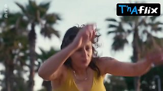 Ana Barja Sapphic, Bum Sequence in Close To September