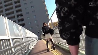 パンチラ確実のミニスカ美脚美女が強引エッチで濡れていく