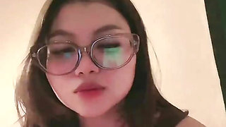 Getting carried away during live streaming until the end of masturbating with a dildo