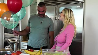 Big Boobs Blondie Gigi Sweets Gets Worshipped