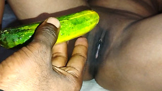 Moti Bhabhi ki hard chut ko pela