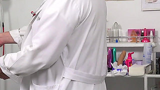 Feet exam and vagina check-up of hot cougar Belinda Bee