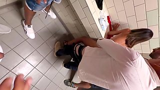 un groupe de mecs la tire dans les chiottes