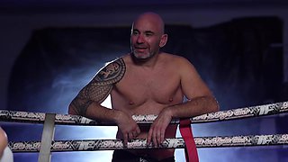 With sparkling eyes, Rose devours Luna... - Jacquie et Michel TV