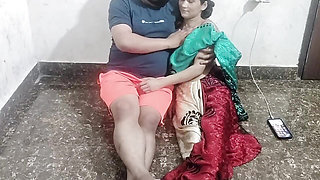 Soyi hui aunty ko pure kapde utaar ke pel diya