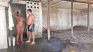 Mi Madrastra Me Descubre Mientras Se Ducha La Aire Libre Termino Follando Su Gordo Culo