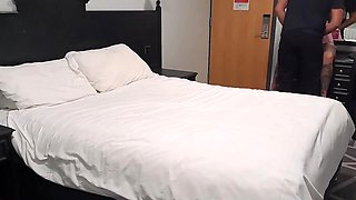 son plan tinder la rejoint dans une chambre d hotel