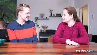 Ersties - Heiße lesbische Action mit der Pornoproduzentin Sally B und ihrem Fan Emma K
