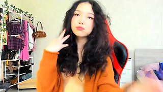 Amateur Webcam Cute Teen Plays Solo with Big Dildo