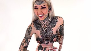 Tattooed hottie Amber Luke rides a tremor