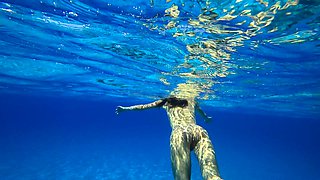 Stunning Girl Swims Nude on Public Beach