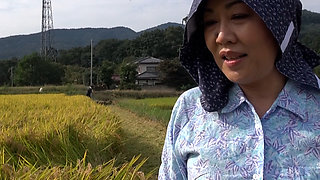M979G06 Assault shooting of a mature woman while harvesting rice! A naïve country mature woman in her 60s who decided to appear in AV at her husband's request has shameless sexual intercourse!