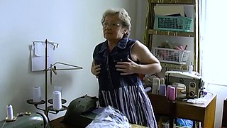OmaHoteL Amateur Grandma Playing Alone