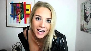 Svensk Youtuber i latex PVC-outfit
