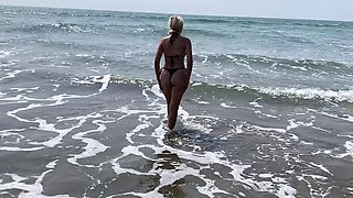 A girl has a hot sex with her boyfriend in the bikini