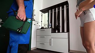 Slut wife pays the repairman for the work with her wet