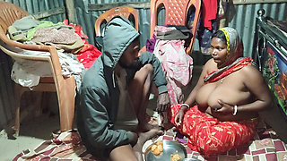 Indian desi housewife ne Pani Puri ke sath dudh pilaya