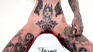 Tattooed hottie Amber Luke rides a tremor