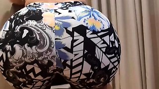 Exercitando-se com shorts curtos e exibindo seu bumbum GG