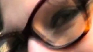 Big-Tit Danish MILF Giver Blowjob i det offentlige stormagas