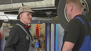 Workshop New Rubbers: Sexy Brunette Loves To Blowjob