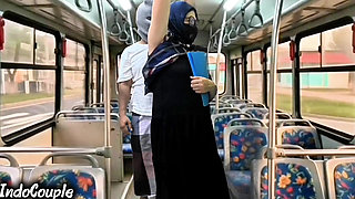 Murid sekolah murid nakal ini muasin dirinya sendirian di dalam bus starnger!