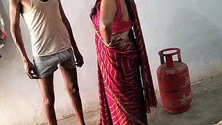 Pados Wali Bhabhi Ko Gas Cylinder Lagane Ke Bahane Ghar Me Ghodi Banaa K Choda Aur Sadka Muh Pe Nikaal Diya