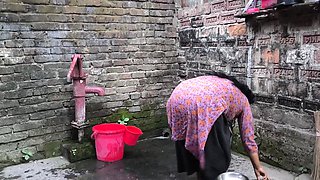 I See Aunty Taking a Bath Naked in the Washroom I Hugged Her and Started Fucking Her in the Ass