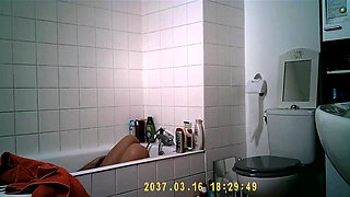 Big ass Aylie cums in bath