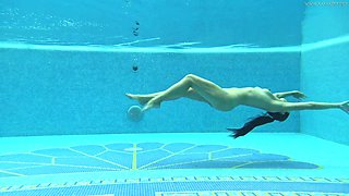 Great underwater performance of sizzling nude babe Sazan Cheharda