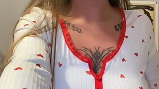 Watch this Scottish goth teen every inch of her fingers teasing moans from deep inside