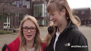 Studentinnen Mit Rocken Haben Spab Im Seminarraum