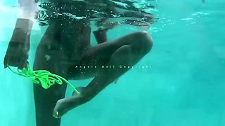 angela en partie de cul dans la piscine