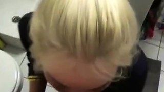 Deutscher blonder Amateur gibt Deepthroat-Blowjob