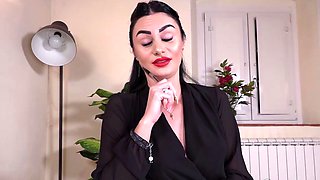 Applicant Goddess Ambra seduces the boss